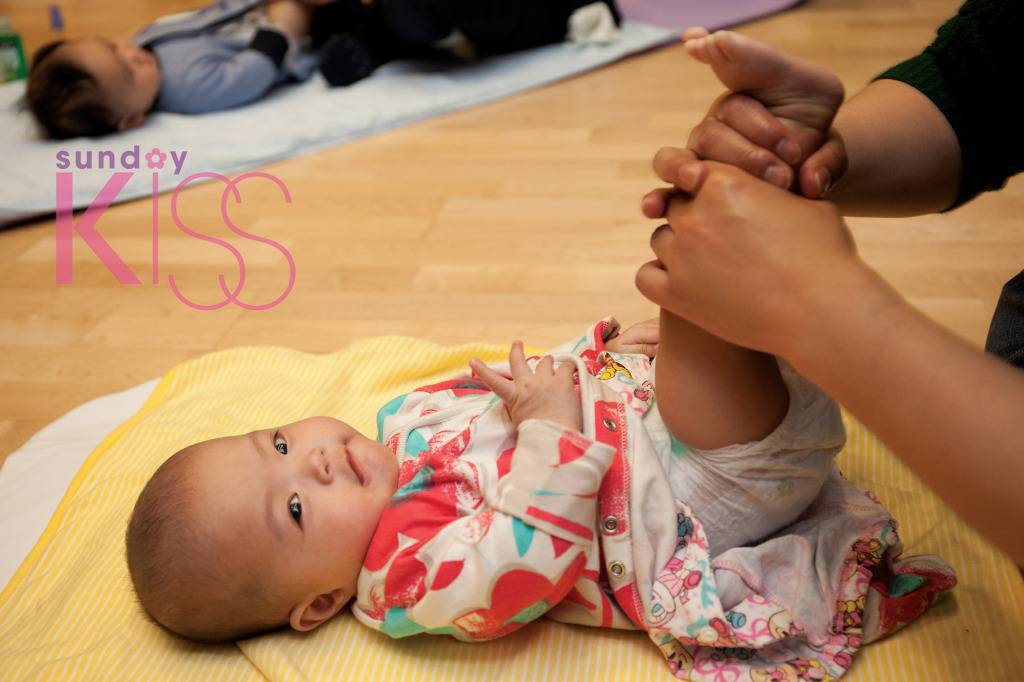 嬰兒按摩可刺激BB 腦部和神經發展，對他們日後的發展大有幫助。