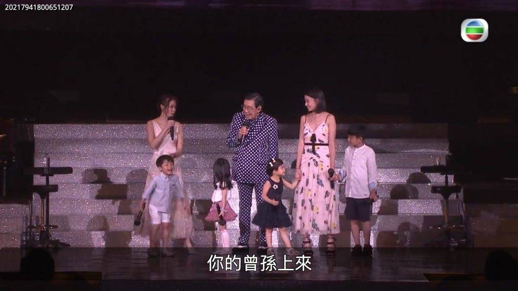 胡楓 《胡楓約你開心派對2021》演唱會，全晚最窩心的應是，他的2位孫女攜一眾曾孫上台合唱《世上只有》，為胡楓慶祝父親節。