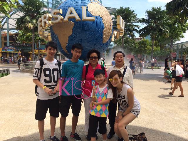 羅霖 曾在新加坡居住的Candy，最近聯同父母和三子重遊舊地，到環球影城遊玩。