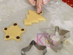 聖誕曲奇食譜 再用餅模壓出各款造型，可加上朱古力粒裝飾。
