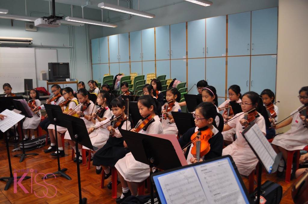 嘉諾撒聖家學校,天主教,九龍城,41校網,官津小學,名校,嘉諾撒聖家書院,英中 學校有不少中西樂音樂團隊，包括受歡迎的弦樂隊。
