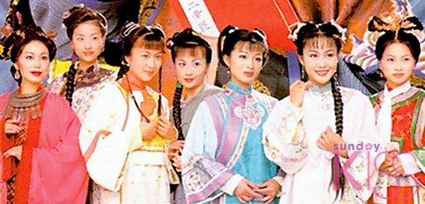 1998年無綫劇《鹿鼎記》中，小冰（右二）飾演的阿珂嬌俏可人，同劇老婆還有徐濠縈（左二）。