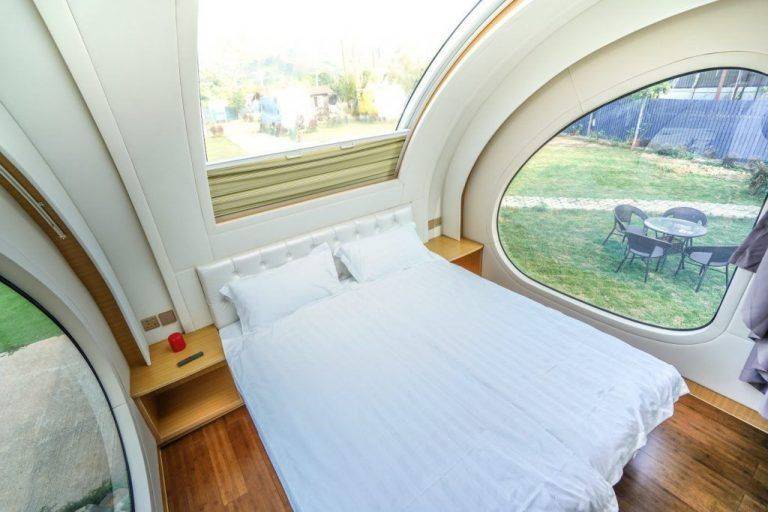 露營車 主人房三面設有弧形玻璃天幕，採光極佳。