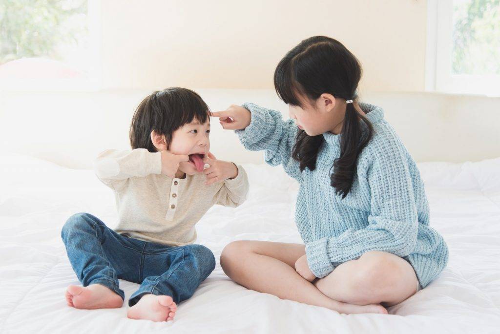 郁手郁腳 小朋友最常出現爭玩具的情況，要教導他們以說話代替攻擊性行為。