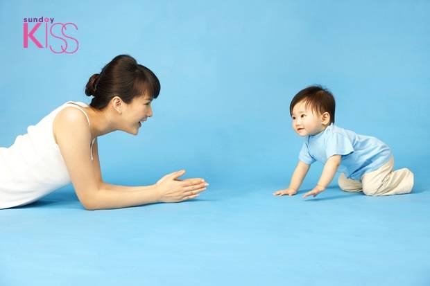 BB爬行 Baby (6-9 months) crawling toward mother