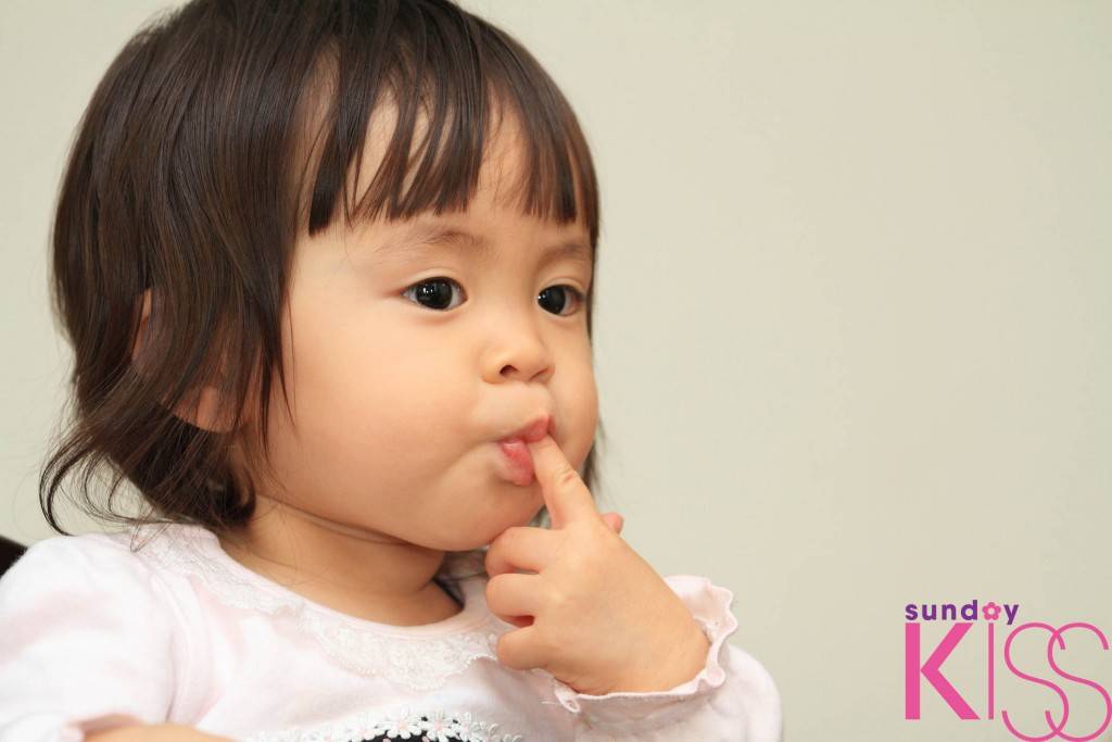 咬手指 Japanese baby girl sucking her finger (1 year old)