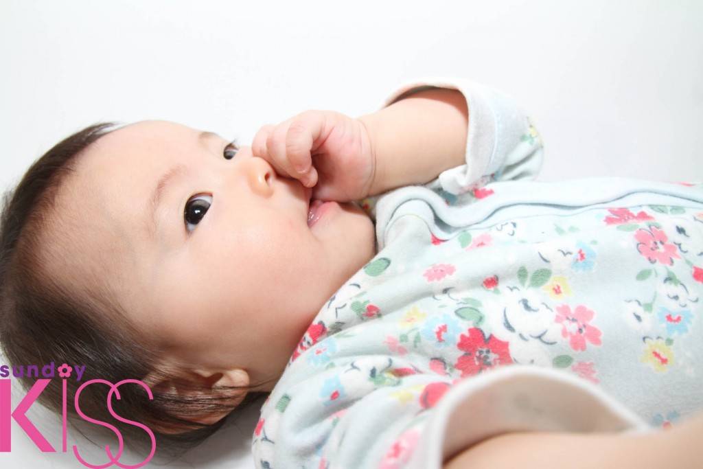 咬手指 Japanese baby girl sucking her finger (0 year old)