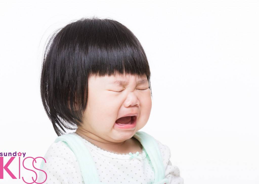 咬手指 Asian little girl crying