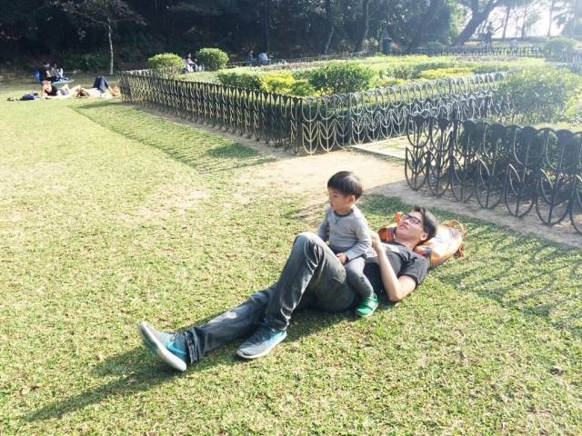 山頂 爸爸和楊小寶都走累了，就直接躺在草地上！