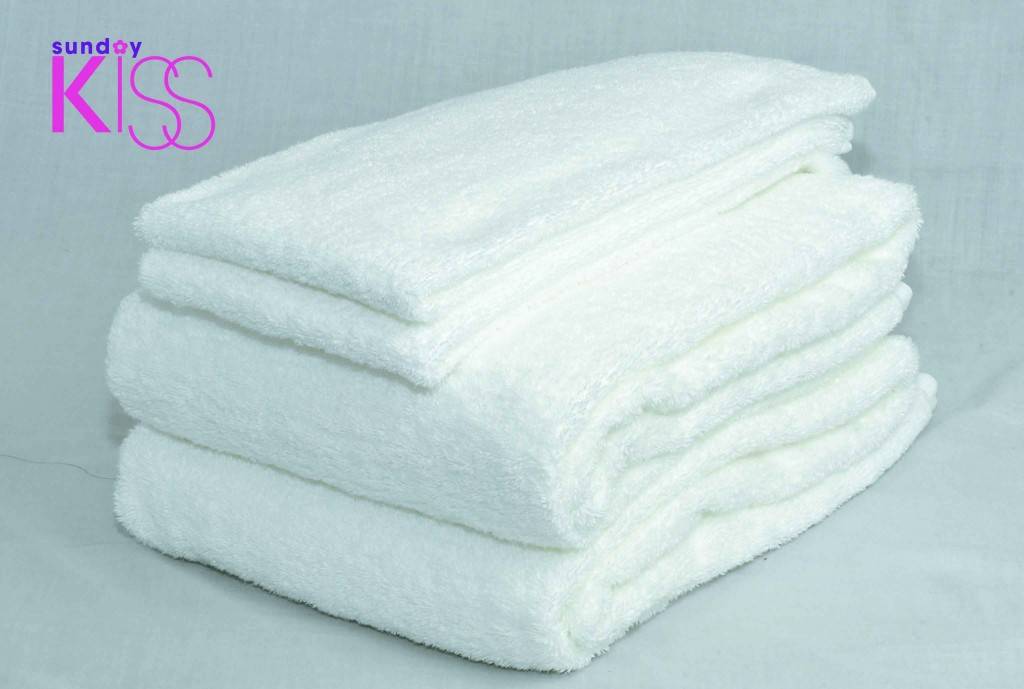 室內晾衫 潮濕 以一塊乾毛巾捲起濕的衣物，用力擰至滴不出，加上毛巾又可以吸收水分，不失為好方法。