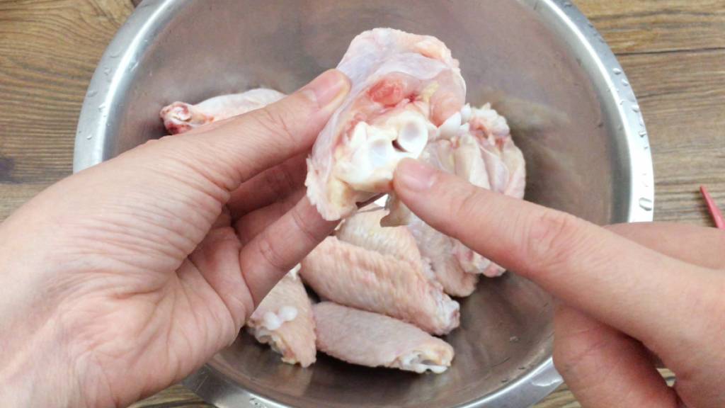 鹽麴 雞翼洗淨，用廚房交剪將骨與骨之間剪開一半，成單骨雞翼。