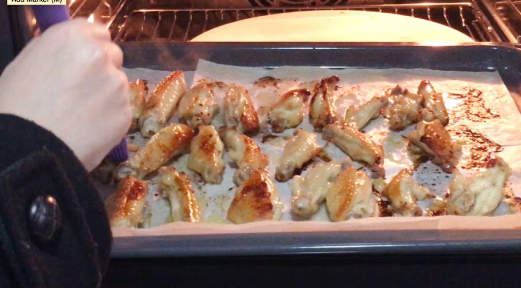 鹽麴 醃好後，將單骨雞放上牛油紙焗盤，用180度焗15分鐘。