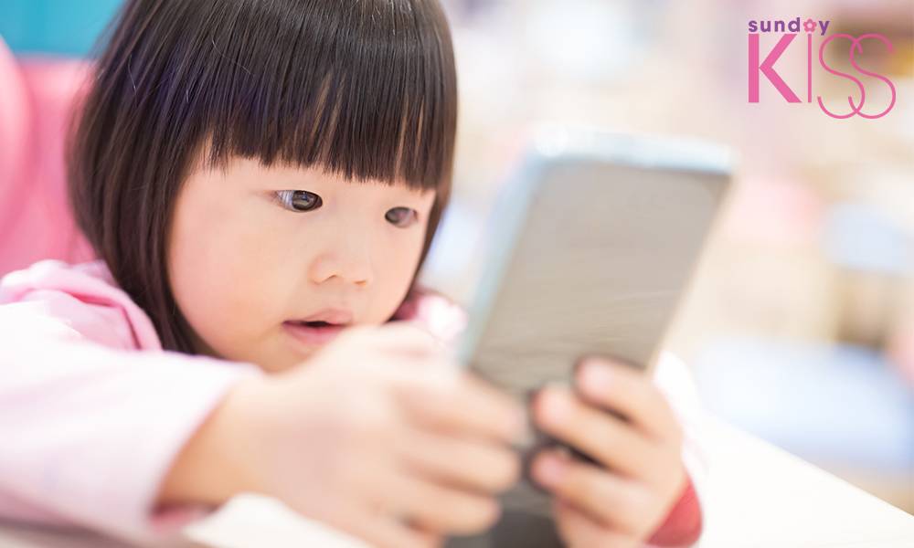近視 小朋友使用手機、ipad時的藍光亦有機會影響視力。