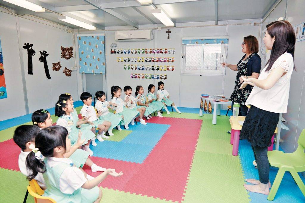  一條龍幼稚園 資助小學由於要按照教育局規定的程序收生，因此大部分幼小「龍」校是私立小學。