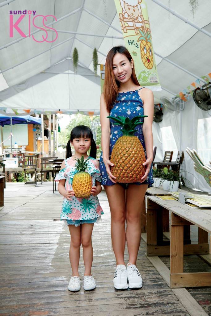 菠蘿園 世界上最大的菠蘿在澳洲發現，高度達32cm，重8公斤，可以跟一般大小比較一下。
