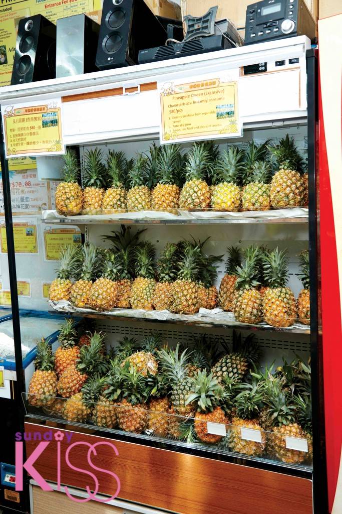 菠蘿園 商店有本地種植的有機皇后菠蘿，即叫即開，亦有菠蘿汁、分子雪糕及精品出售。
