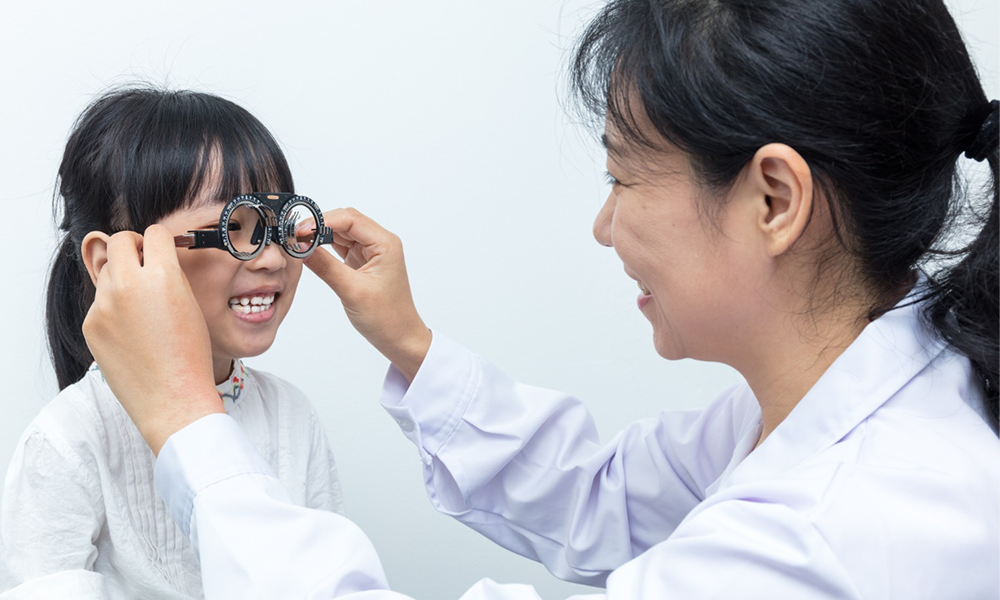視力應從小保養 拆解六大兒童視力疑問 穴位按摩可改善近視