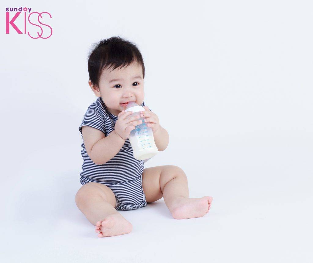 BB成長 學會自己拿奶樽飲奶。