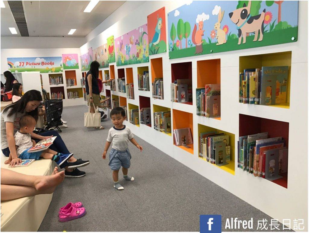 圓洲角體育館 兒童圖書館內以白色為主。正中央位置規劃了舒適軟墊大座位供讀者閱讀