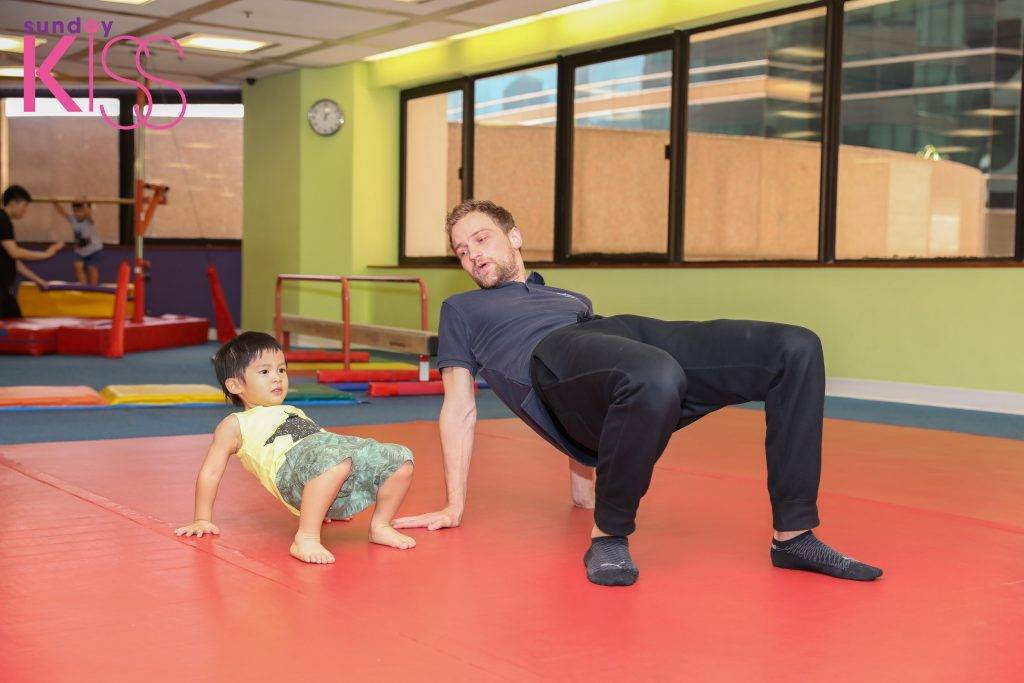 親子運動 以四肢支撐，提起身體向前走動