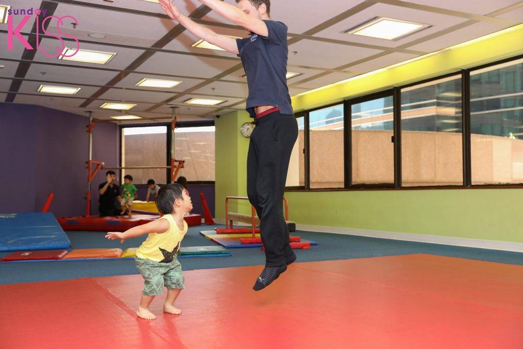 親子運動 運用腰力作180度轉身跳躍
