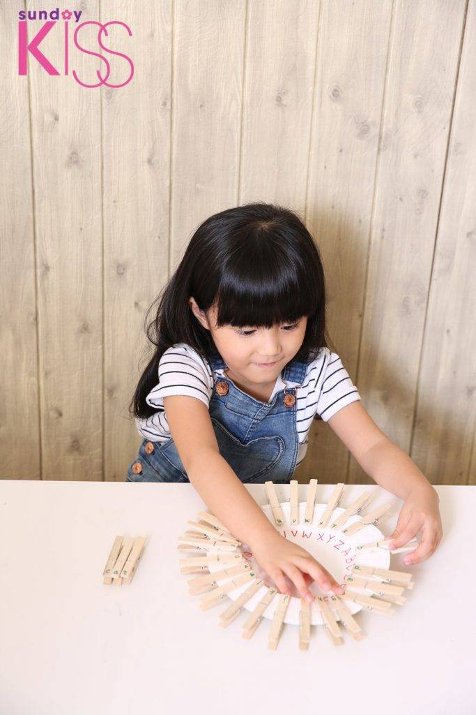 幼兒遊戲 利用簡單的材料就能做出學習英文拼字的玩意。