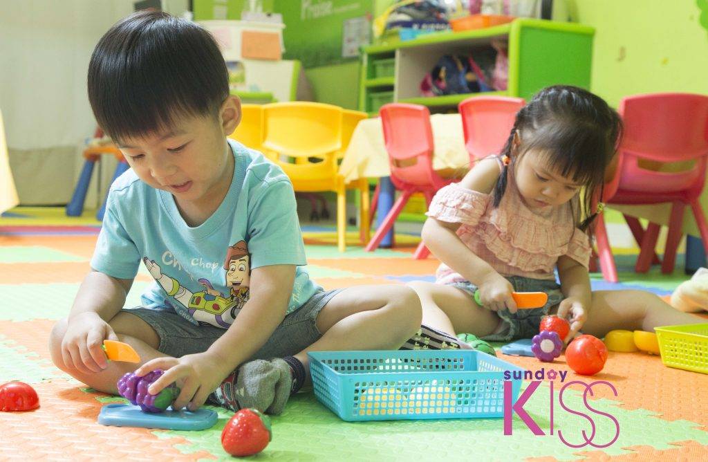 幼稚園面試 老師透過小組遊戲觀察小朋友的反應、 社交能力、禮儀等，如是否明白老師的指令、有否收拾玩具。