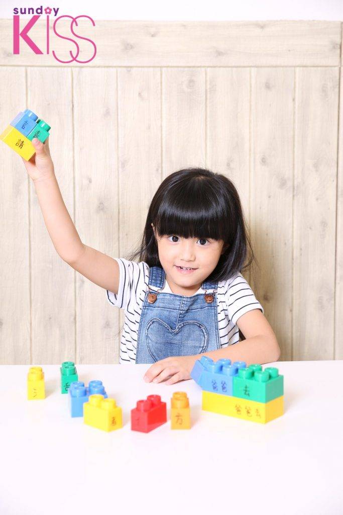 幼兒遊戲 玩具最重要能引起小朋友的興趣，再來可加入一些元素，讓小朋友在玩的 過程中自然學習。