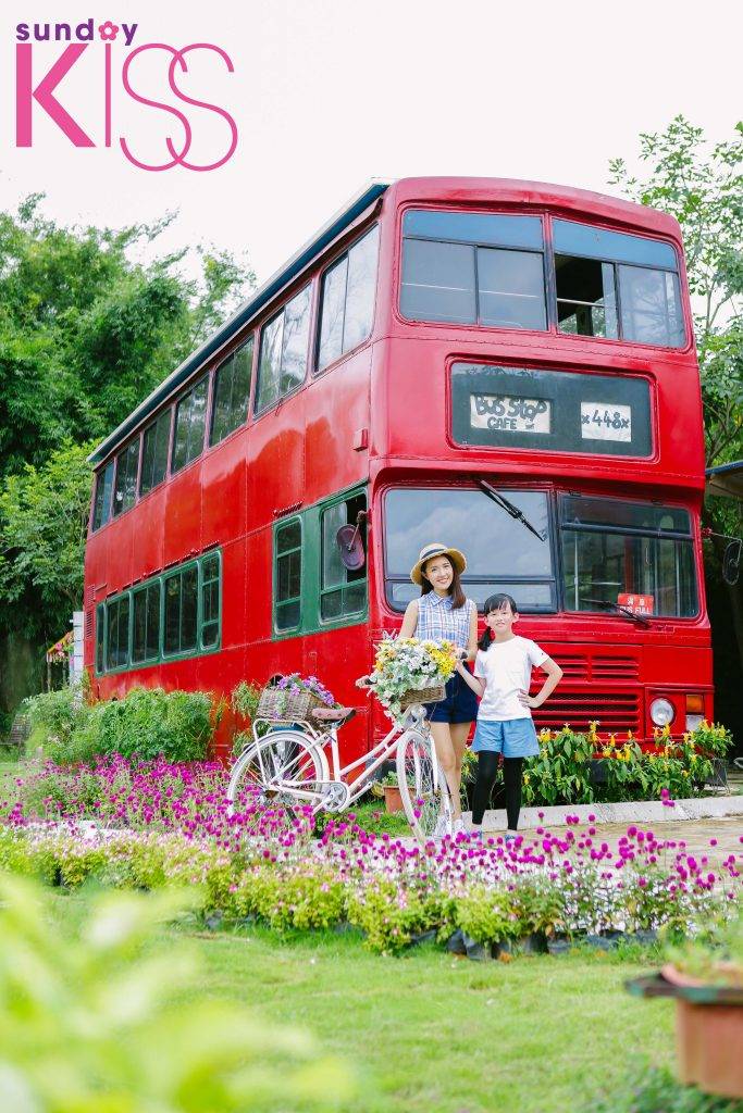 元朗親子好去處 農場中央位置放了一架紅色雙層巴士；巴士內面是咖啡室。