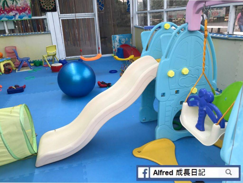 天水圍綠田園 兒童活動室設有基本設施，如滑梯及千秋等。