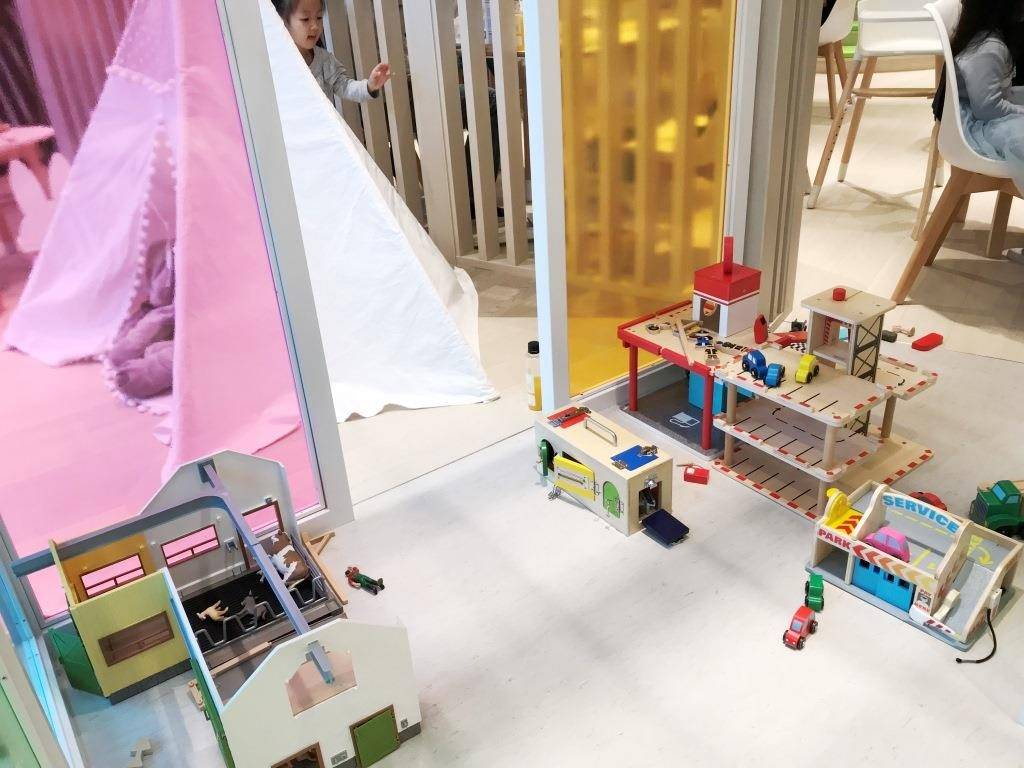 紙飛機 以小木屋設計的七彩繽紛玩具房內，有更多優質木質玩具