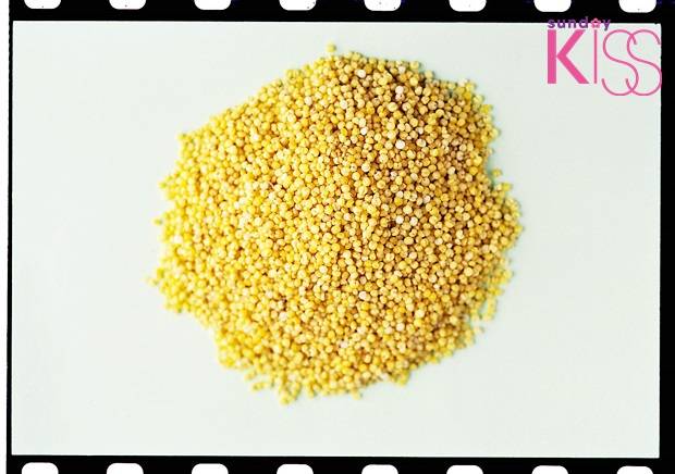 小米，英文名Millet，起源於中國及韓國，擁有悠久的歷史。跟藜麥一樣，小米貌似五穀，實則上是種子。