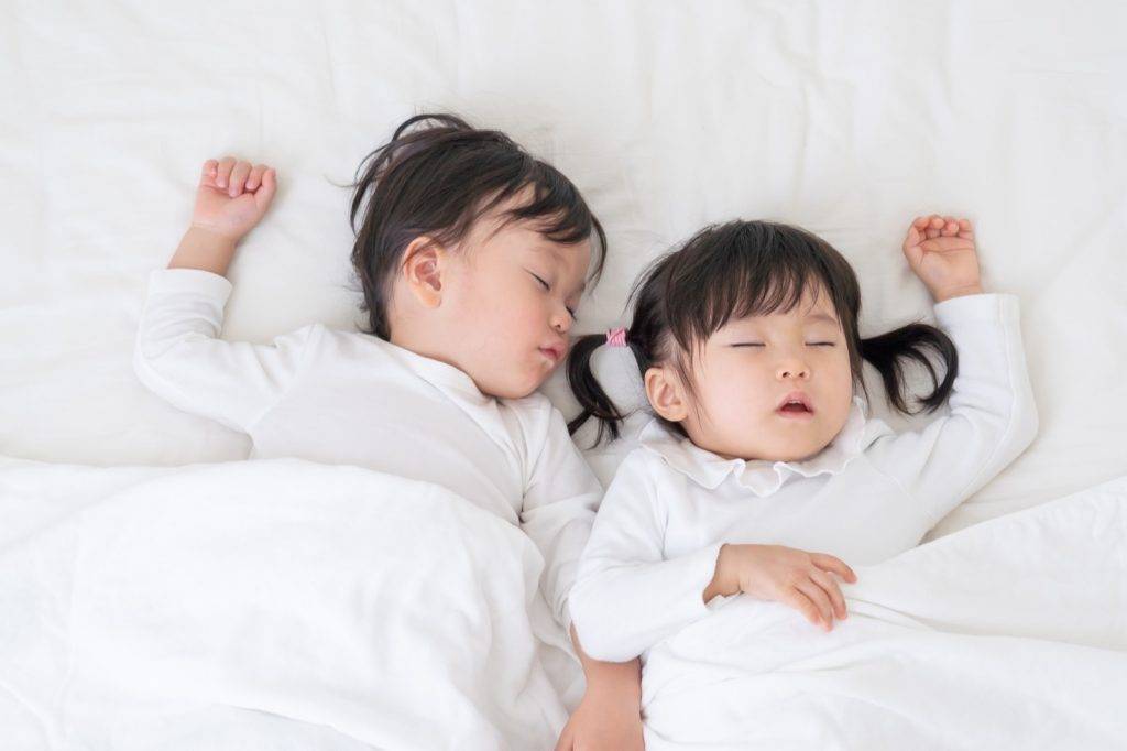 瞓晏覺 一般建議學齡兒童和青少年每天應該最少睡10小時，幼兒每天則需要睡11至12小時，而嬰兒每天更需要睡16至18小時。