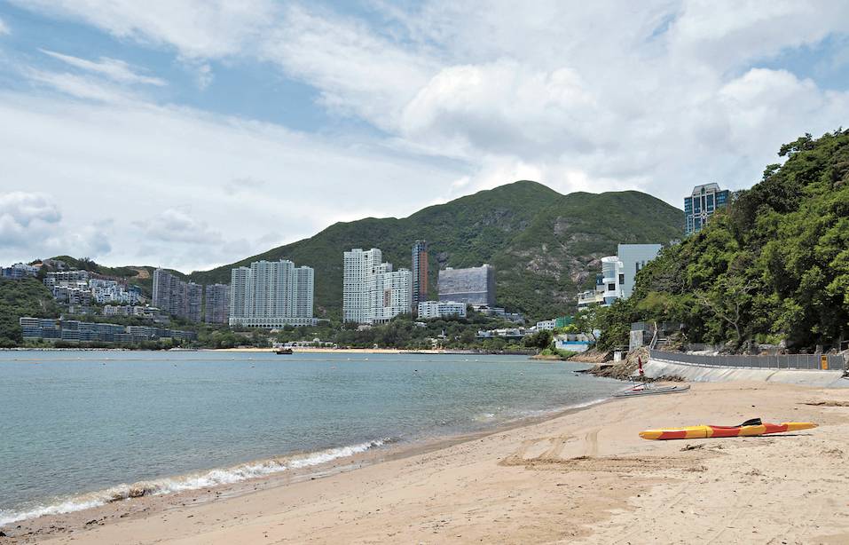 香港沙灘 中灣屬細沙灘，傳聞有不少男泳客會在那裡認識男性朋友。