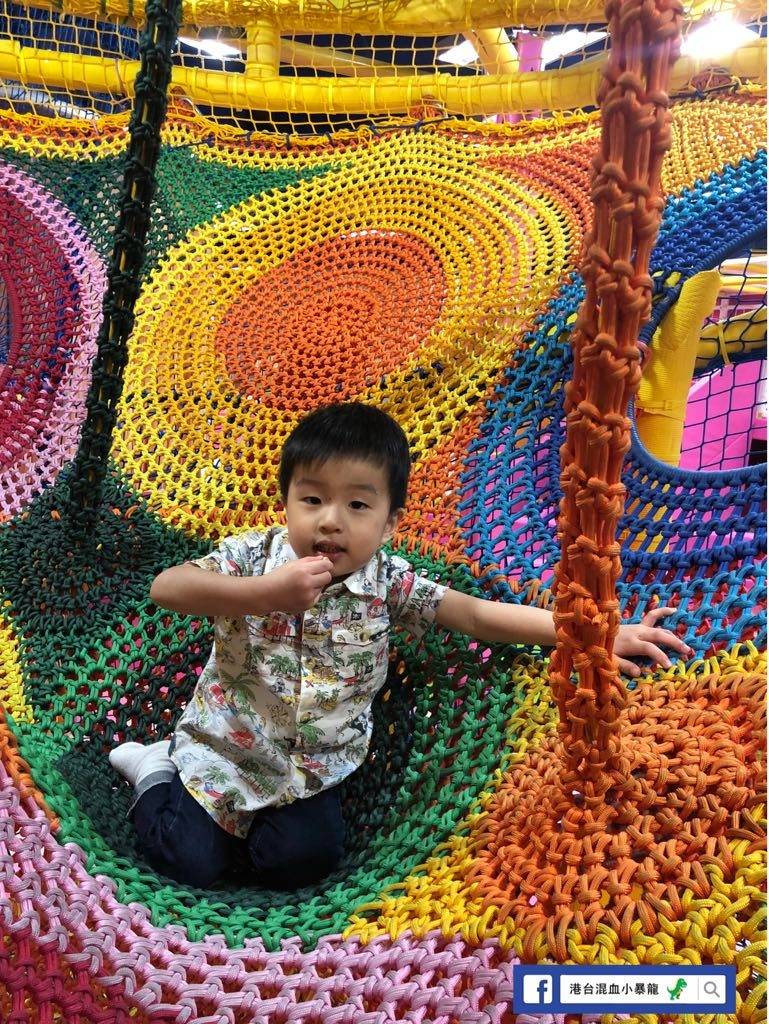 J-Plus 這樣的彩色編織網上次是在日本的公園見過啊，色彩超繽紛，美！
