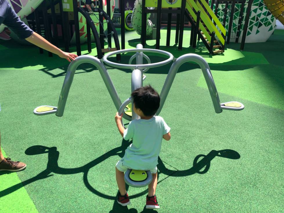 戶外歷奇公園 這款以新式設計的氹氹轉，同樣可以接跟多個小朋友一起玩