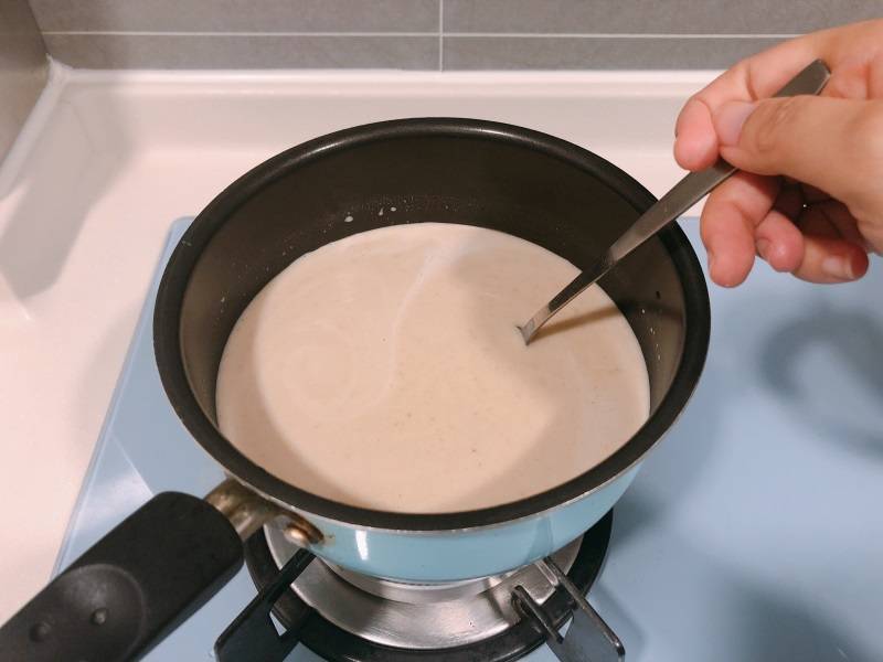 蓮子栗子露 將栗子糊放於煲內加入鮮奶及冰糖，細火攪拌至所有糖溶化後即可