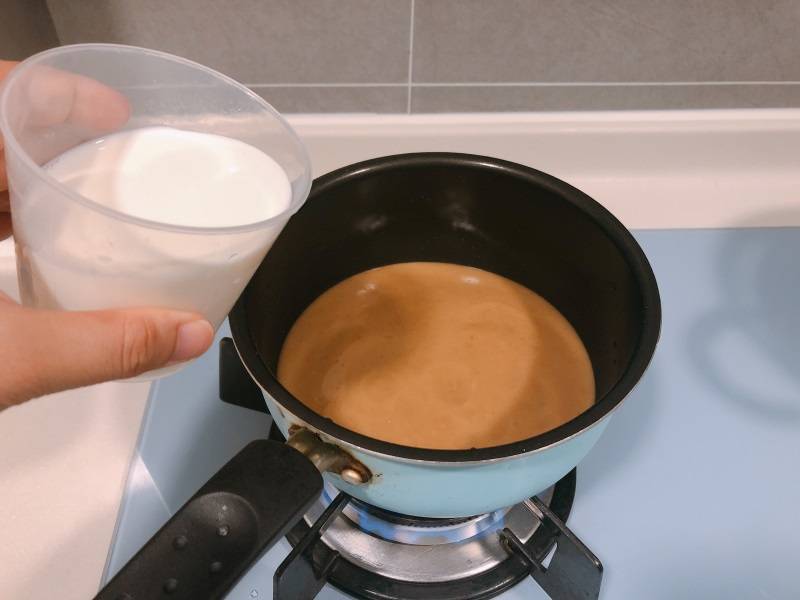 蓮子栗子露 將栗子糊放於煲內加入鮮奶及冰糖，細火攪拌至所有糖溶化後即可