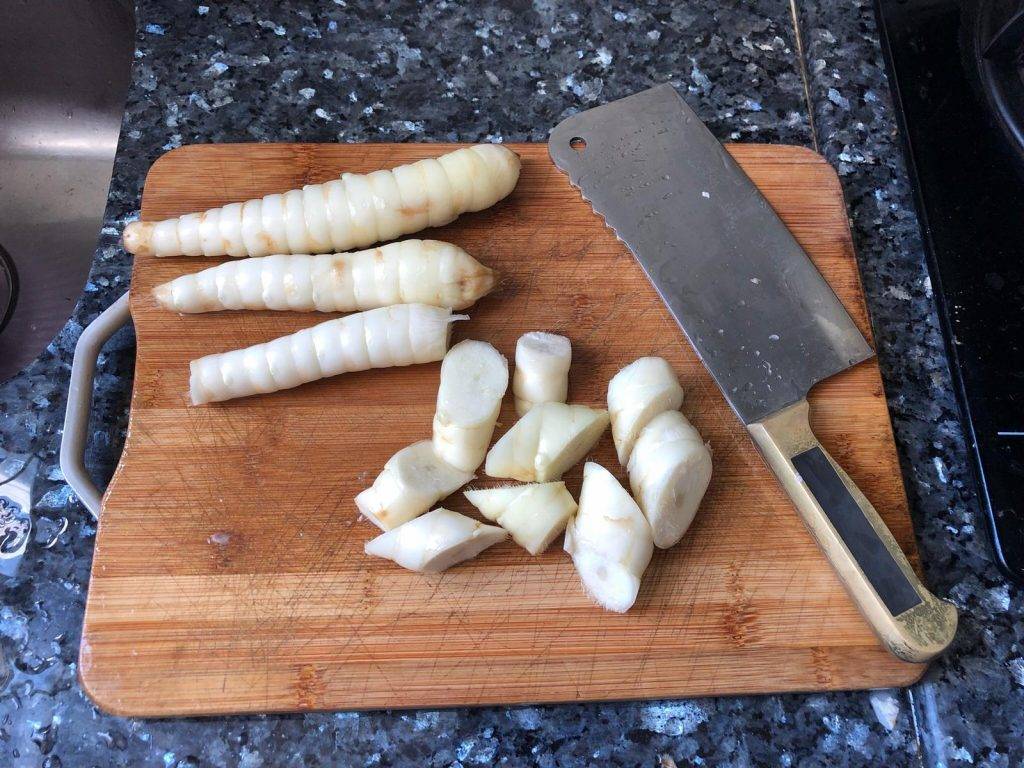 竹薯粉葛栗子素湯 粉葛，紅蘿蔔，竹薯切件，馬蹄去皮備用。