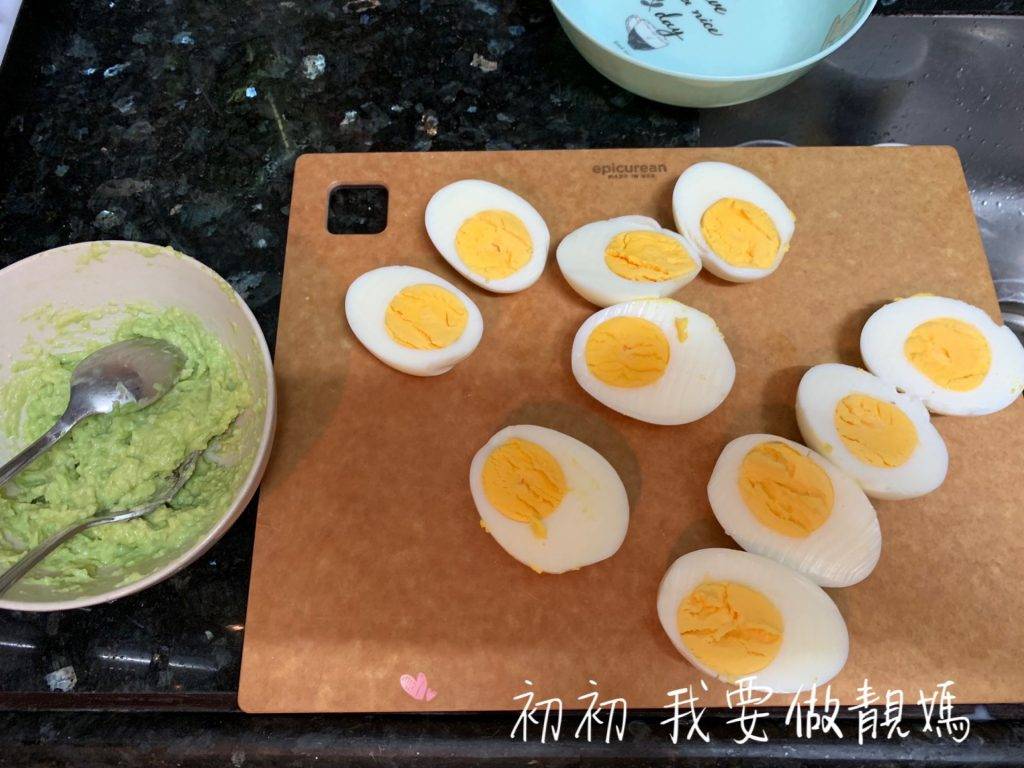 野餐食物 烚蛋10至12分鐘，剝殼。將雞蛋切半，蛋黃取出。用叉壓爛牛油果。