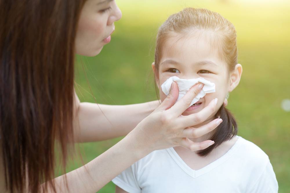 鼻塞 當寶寶鼻子內分泌物過多，鼻音很重時，媽媽可幫寶寶清理鼻涕。