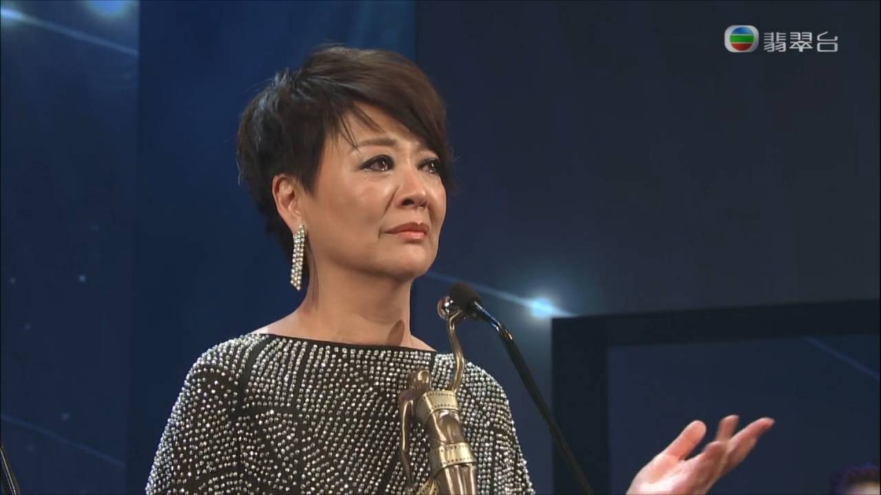 蘇施黃 2017年 金燕玲憑《一念無明》獲香港金像獎最佳女配角時落淚多謝女兒。