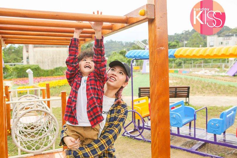 大埔區食玩放電一日遊 攀爬架對小朋友嚟講可能有啲高，媽媽可能要幫手啦！