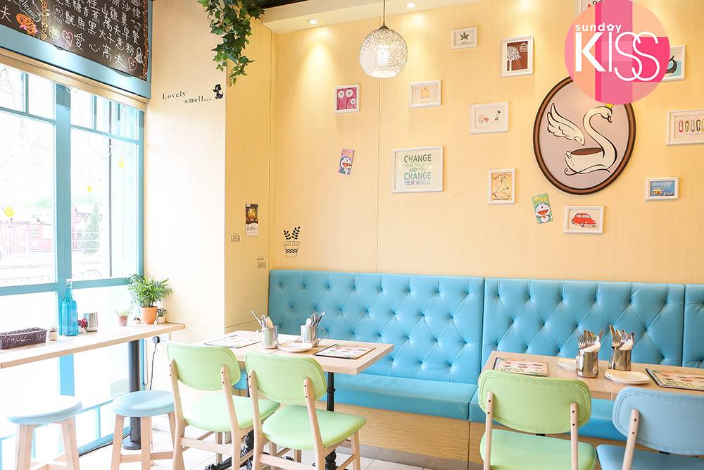 大埔區食玩放電一日遊 Cafe內設計簡潔，牆上掛有不同掛畫，還有多啦A夢呢！