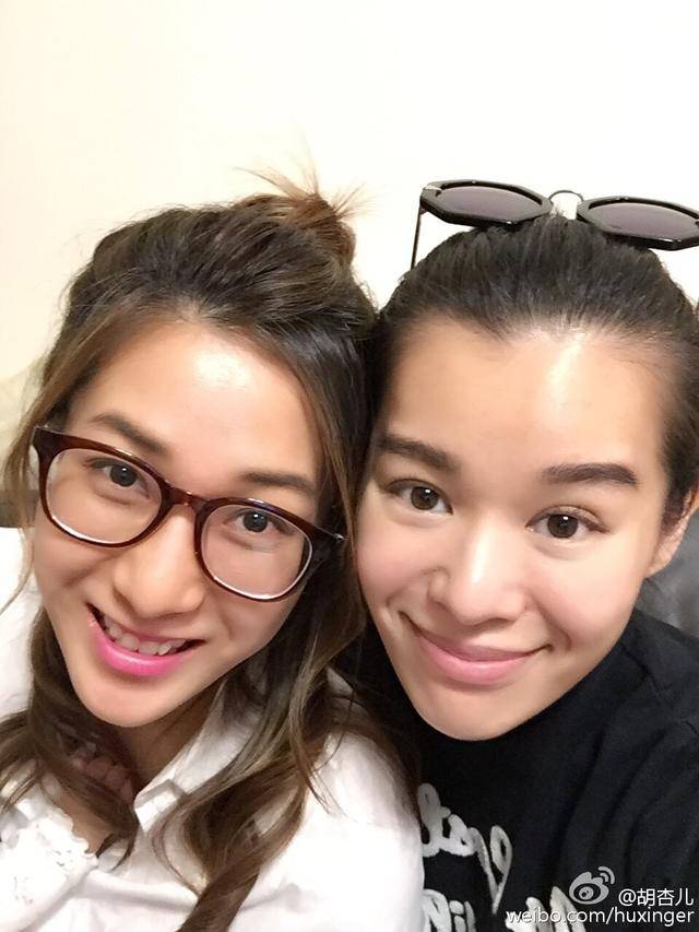 鍾嘉欣 鍾嘉欣和胡杏兒是無綫同期的當家花旦,二人沒有針峰相對的戲碼,反而感情要好,更加前後腳生B,榮升幸福媽媽。
