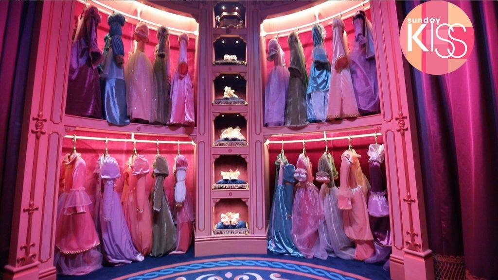 迪士尼 女孩們選擇好公主造型後，女孩會去到魔鏡面前，讓魔法挑選公主禮服，彷如在眼前展現魔法！