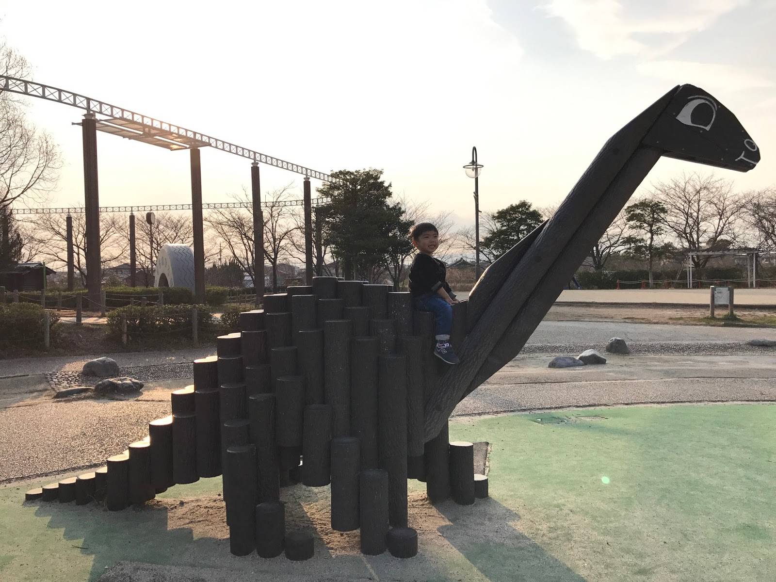名古屋親子遊 位於戶田川旁的戶田川綠地公園內的木造恐龍。