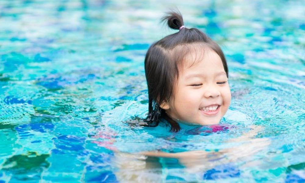 學游水好處｜愈早學愈精叻澳洲大學研究：孩子識游泳數理領先同齡人