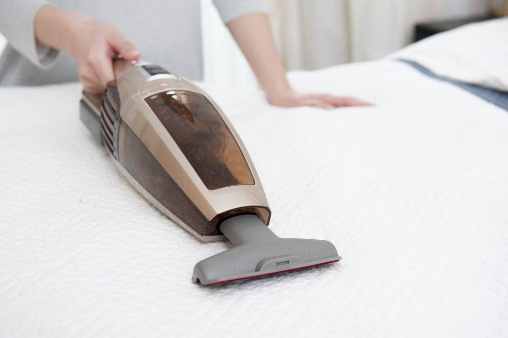 清潔床褥 注意使用吸塵機時，確保機器本身的清潔度，以免吸上來的污垢又掉回到床褥上。