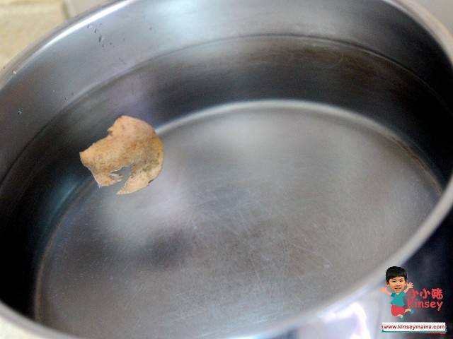 鱷魚肉湯 煲內放約3L水，然後隨水加入陳皮。